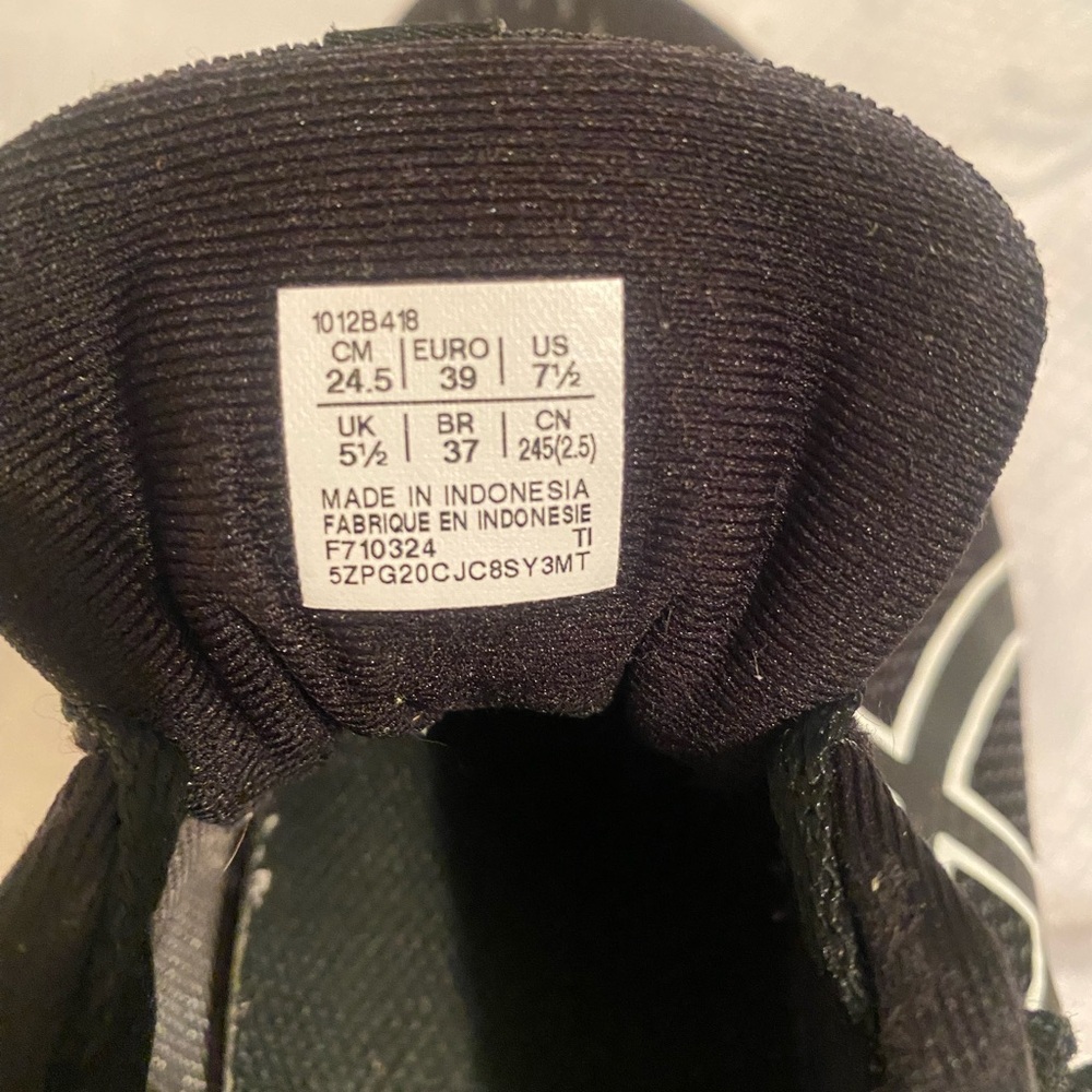 ASICS Black and White Running Shoes. Size 7.5 - Picture 8 of 9